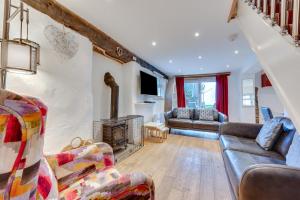 a living room with a couch and a fireplace at 3 Bed in Croyde oc-yellow in Croyde