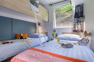 a bedroom with two beds and a bunk bed at Cottage 5p 2Bdrms 16110 in Grupont +20 photos