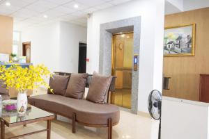 a living room with a couch and a table at M&M Việt Tiệp Hotel in Dĩ An