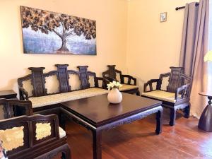 a living room with four chairs and a table at Maggie's Guesthouse - large property with pool, billiards, tennis court, BBQ & more in Warrandyte +18 photos