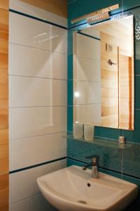 bagno con lavandino e specchio di Penzion Réva a Jablunkov