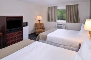 A bed or beds in a room at Rodeway Inn