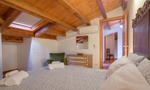 a bedroom with a bed and a desk and a chair at Appartamenti Pomelia Punta Secca in Punta Secca