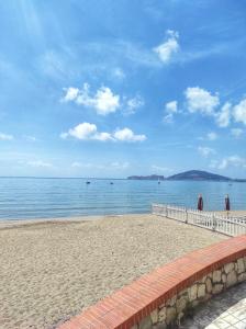 a sandy beach with the ocean in the background at La Tana in Formia