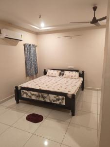 a bedroom with a bed in a room at Hotel Homestay-Bhimavaram in Bhīmavaram