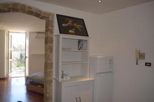 Zimmer mit einem weißen Regal und einem Kühlschrank in der Unterkunft La Più Bella in Old Town in Bari
