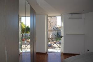 une porte ouverte menant à une chambre avec balcon. dans l'établissement La Più Bella in Old Town, à Bari