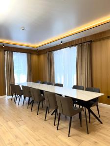a conference room with a large table and chairs at Forest Club Burabay in Zhezdi