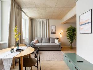 a living room with a couch and a table at Limehome Düsseldorf Stresemannstraße - Digital Access in Düsseldorf