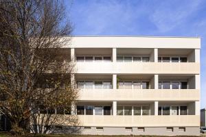 an apartment building with a white facade at Studio 4 in Bad Schallerbach