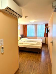 a hotel room with a bed and a window at Barcelona Bed & Breakfast in Düsseldorf