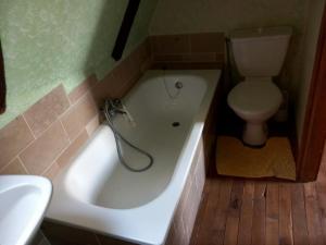 ein Badezimmer mit Badewanne, Toilette und Waschbecken in der Unterkunft grange cavanet in Goulles + 4 Fotos