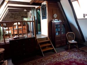 ein Wohnzimmer mit Treppe und Stuhl in der Unterkunft grange cavanet in Goulles