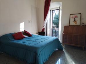 a bedroom with a bed and a dresser and a window at Il Pettirosso alloggio turistico panoramico in Narni