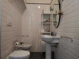 a bathroom with a sink and a toilet and a mirror at Il Pettirosso alloggio turistico panoramico in Narni