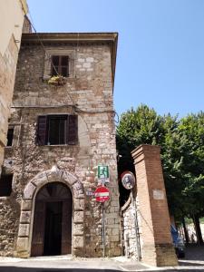 an old stone building with a sign in front of it at Il Pettirosso alloggio turistico panoramico in Narni