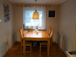 a dining room table with chairs and a window at Rancho U Bodzia in Jeleniów