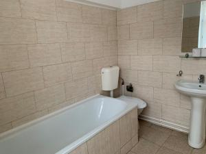 ein Badezimmer mit Badewanne und Waschbecken in der Unterkunft Studio Rentals in Onești