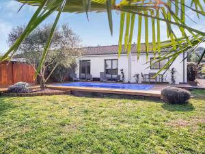 a house with a swimming pool in a yard at Newlook 1 in Trélissac