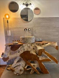 a table made out of a tree stump at Les Cailloux Dorés in Massillargues-Attuech