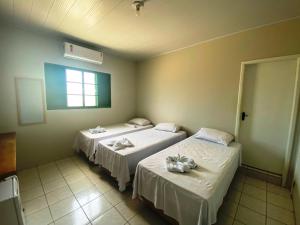ein Zimmer mit zwei Betten und einem Fenster in der Unterkunft Hotel Bianchi in Primavera do Leste + 21 Fotos