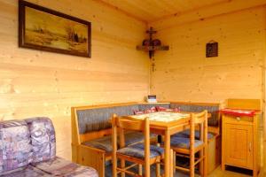 a dining room with a table and chairs in a cabin at Annenhütte in Reichenfels