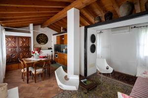 a kitchen and dining room with a table and chairs at Agriturismo Terre Bianche in Teolo