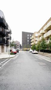 an empty street with cars parked on the side of a building at Beautiful Flat 2-Mins away from Rochester Station in Rochester