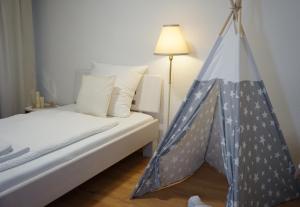 a bedroom with a bed with a blue canopy at HANOSAN Apartments Familienhaus 4 Zimmer 125 m2 in Garbsen