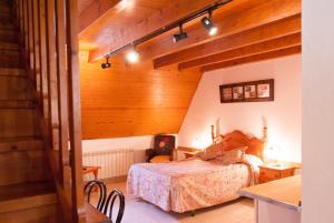 1 dormitorio con 1 cama en una habitación con techos de madera en Ostau dera nheu, en Les