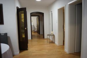 a hallway with three doors and a table in a room at HANOSAN Apartments Familienhaus 4 Zimmer 125 m2 in Garbsen +25 photos