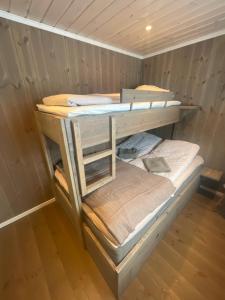 a couple of bunk beds in a room at Sanderstølen Hytte in Tisleidalen