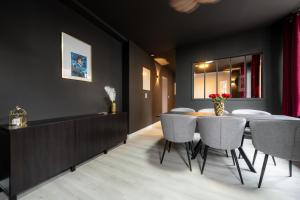 a dining room with a table and chairs at Ciné Suite - Arras 5 guests in Arras