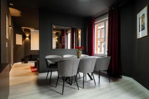 a dining room with a table and chairs at Ciné Suite - Arras 5 guests in Arras +5 photos