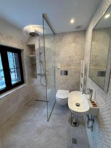ein Badezimmer mit Dusche, Toilette und Waschbecken in der Unterkunft Alpin Borovets, Алпин Боровец in Borowez + 127 Fotos