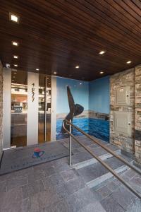 un museo con una escultura de ballenas en la pared en Apart Hotel Independencia - Luz y Fuerza Patagonia, en Buenos Aires