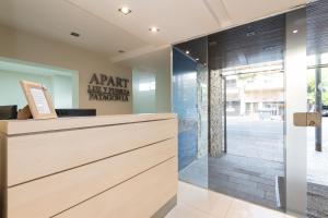 una tienda con una puerta de cristal y un mostrador en Apart Hotel Independencia - Luz y Fuerza Patagonia, en Buenos Aires 63 fotos más