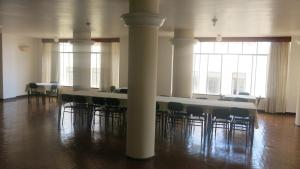 a large room with a table and chairs at Hotel Jaú by Easy Hotéis in Jaú