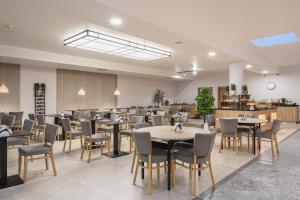 a dining room filled with tables and chairs at Platino Mare Resort & Spa in Świnoujście