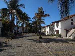 una calle adoquinada en una localidad con palmeras en Casa aconchego Geribá canto direito 2Q com WiFi, en Búzios