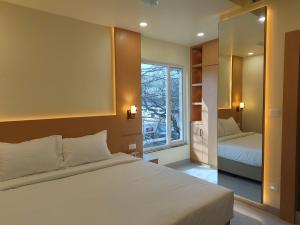 a bedroom with a large bed and a window at Hotel Heritage Inn in Samastīpur
