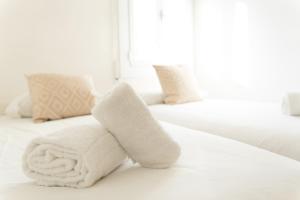 a towel animal made out of towels sits on a bed at Maka beach apartment v in Castelldefels