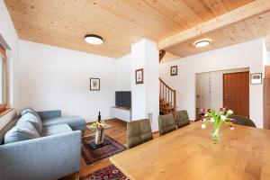 ein Wohnzimmer mit Sofa und Tisch in der Unterkunft Chalet Modriach - Private Sauna & Whirlpool in Modriach + 39 Fotos