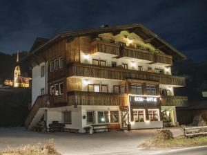 Budova, kde se hotel nachází + 10 fotografií