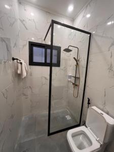 ein Badezimmer mit Dusche und Toilette in der Unterkunft Hotel La Roche in Brazzaville