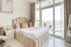 a bedroom with a large bed and a large window at Frank Porter - Carson A in Dubai Marina