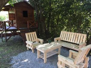 dos bancos de madera y una mesa de picnic en un patio en Ayma en Chascomús