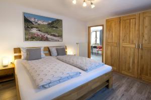a bedroom with a large white bed in a room at Bergleuchten -403- in Krün