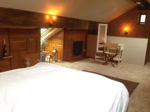 a bedroom with a bed and a desk in a room at Artie's Lodge in Windermere