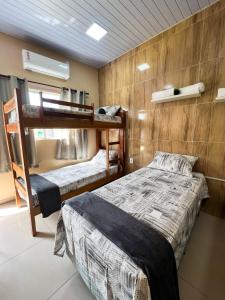a bedroom with two bunk beds in a room at Apartamento juçara Lençóis in Barreirinhas